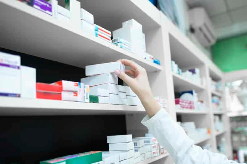 Prix des médicaments : bras de fer entre pharmaciens et défenseurs des patients