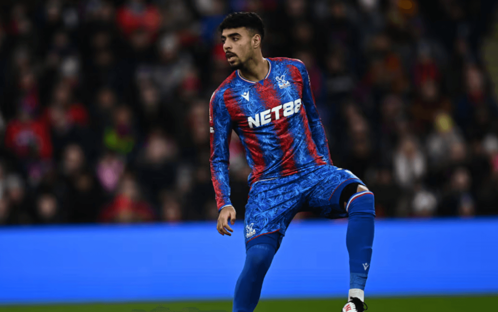 Chadi Riad blessé : Crystal Palace privé de son défenseur marocain pour la saison