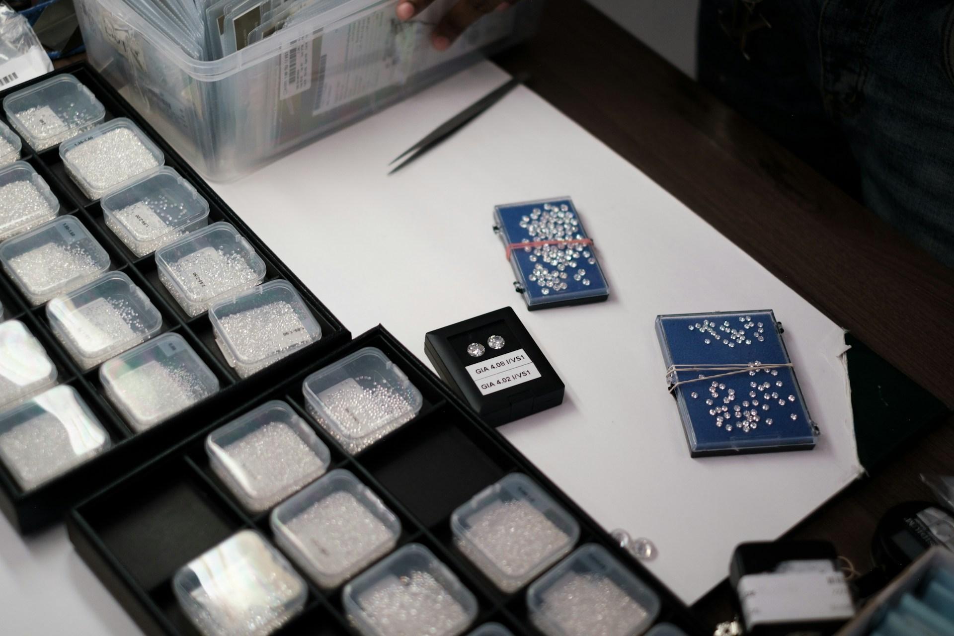 Diamants contrefaits : la douane démantèle un réseau international, des bijoux falsifiés écoulés jusqu’à 55 000 dhs