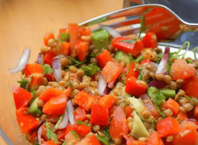 À table avant le ftour : Salade de lentilles à l’avocat, fraîche et pleine de peps