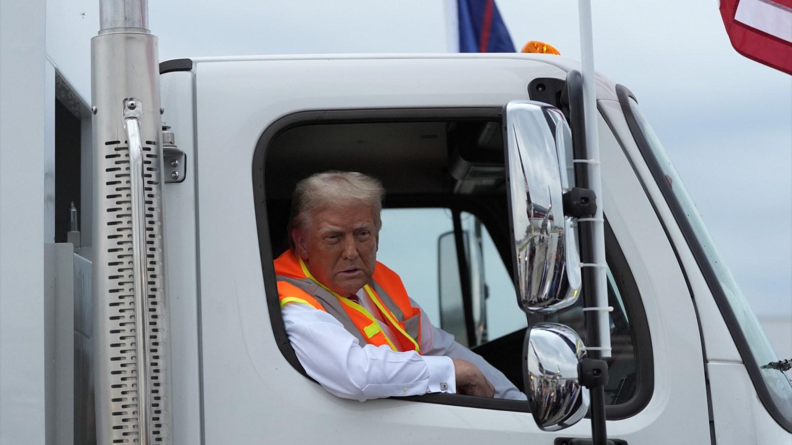 Élections US 2024 : Trump monte dans un camion poubelle pour riposter à Biden