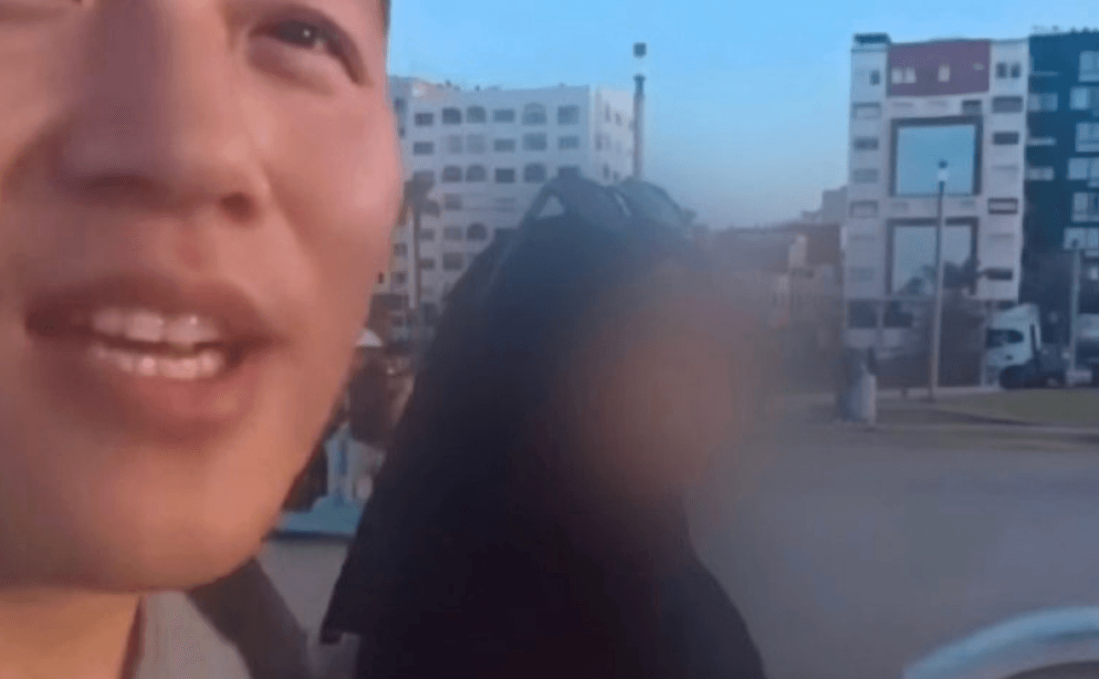 « Tu es beau, épouse-moi » : une ado marocaine drague un vlogueur coréen, la vidéo fait débat
