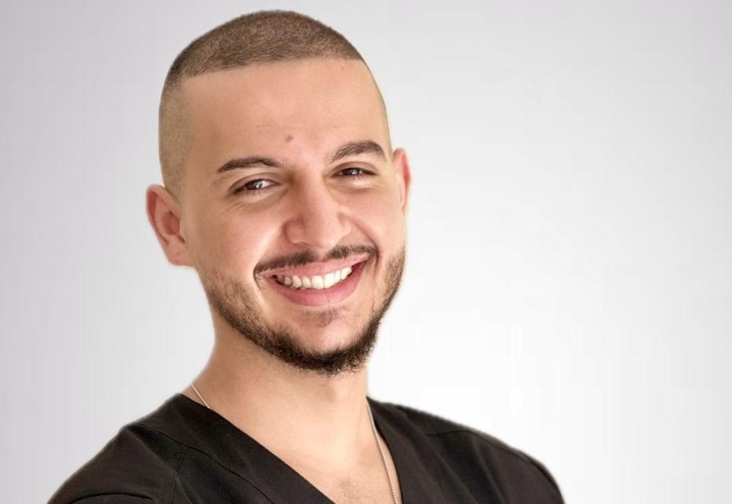 Du sourire au pas de danse : La double vie éclatante du Dr Mahmoud Derouiche