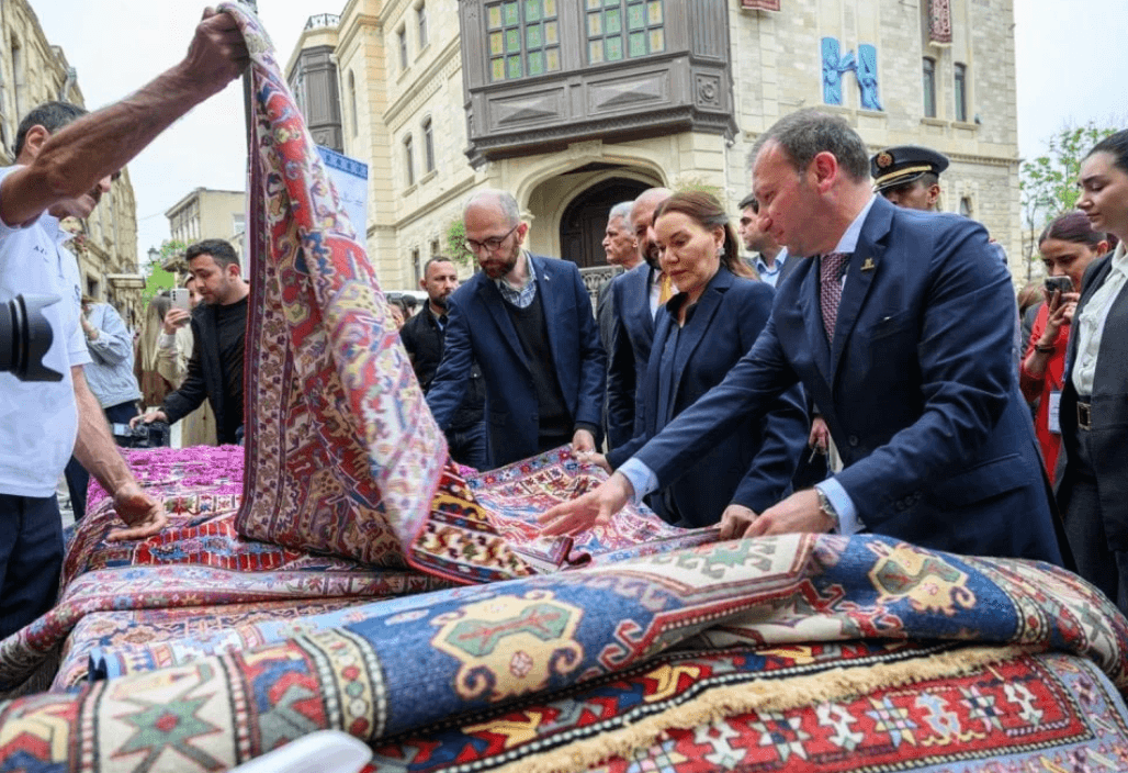 À Bakou, SAR la Princesse Lalla Hasnaa célèbre l’art du tapis de Rabat en version numérique