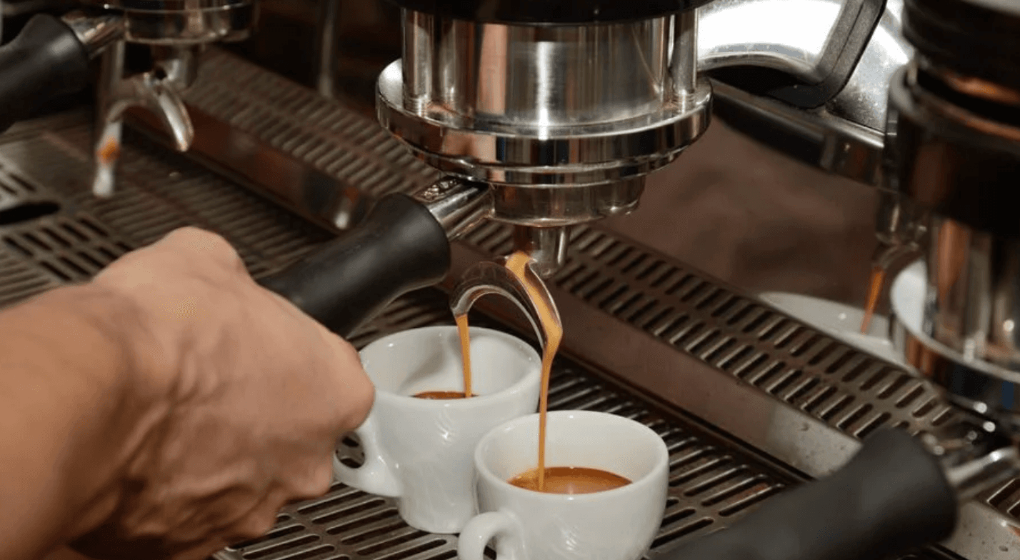 Une tasse à 90 dirhams ? La facture des cafés touristiques fait scandale