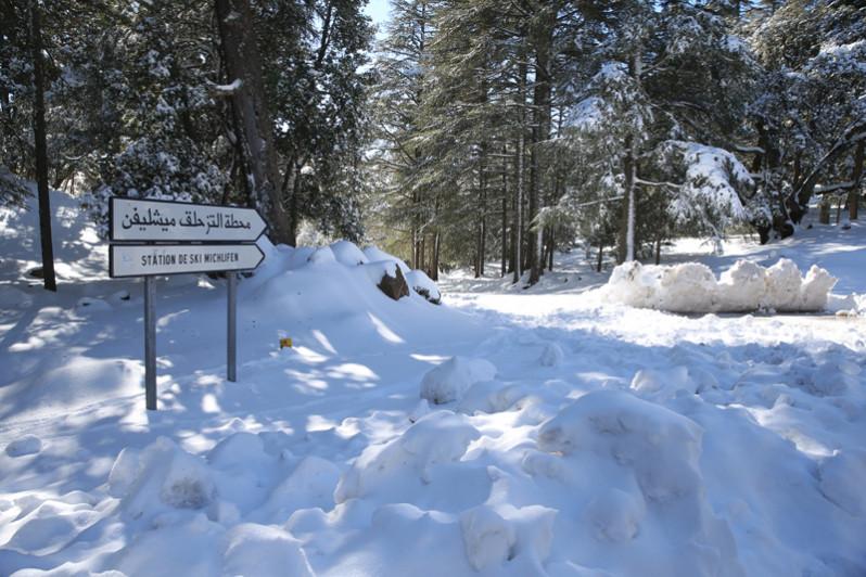 Neige à Ifrane : routes dégagées, mais Michlifen reste inaccessible