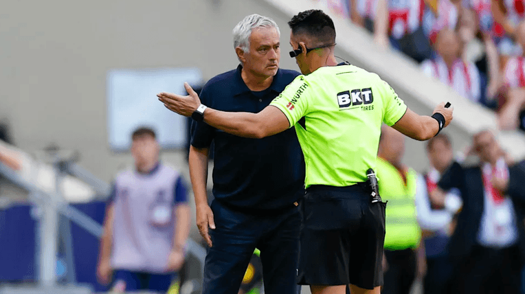 Real Madrid : Mourinho charge l’arbitrage après le derby perdu