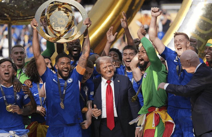 Chelsea célèbre… avec une copie du trophée mondial