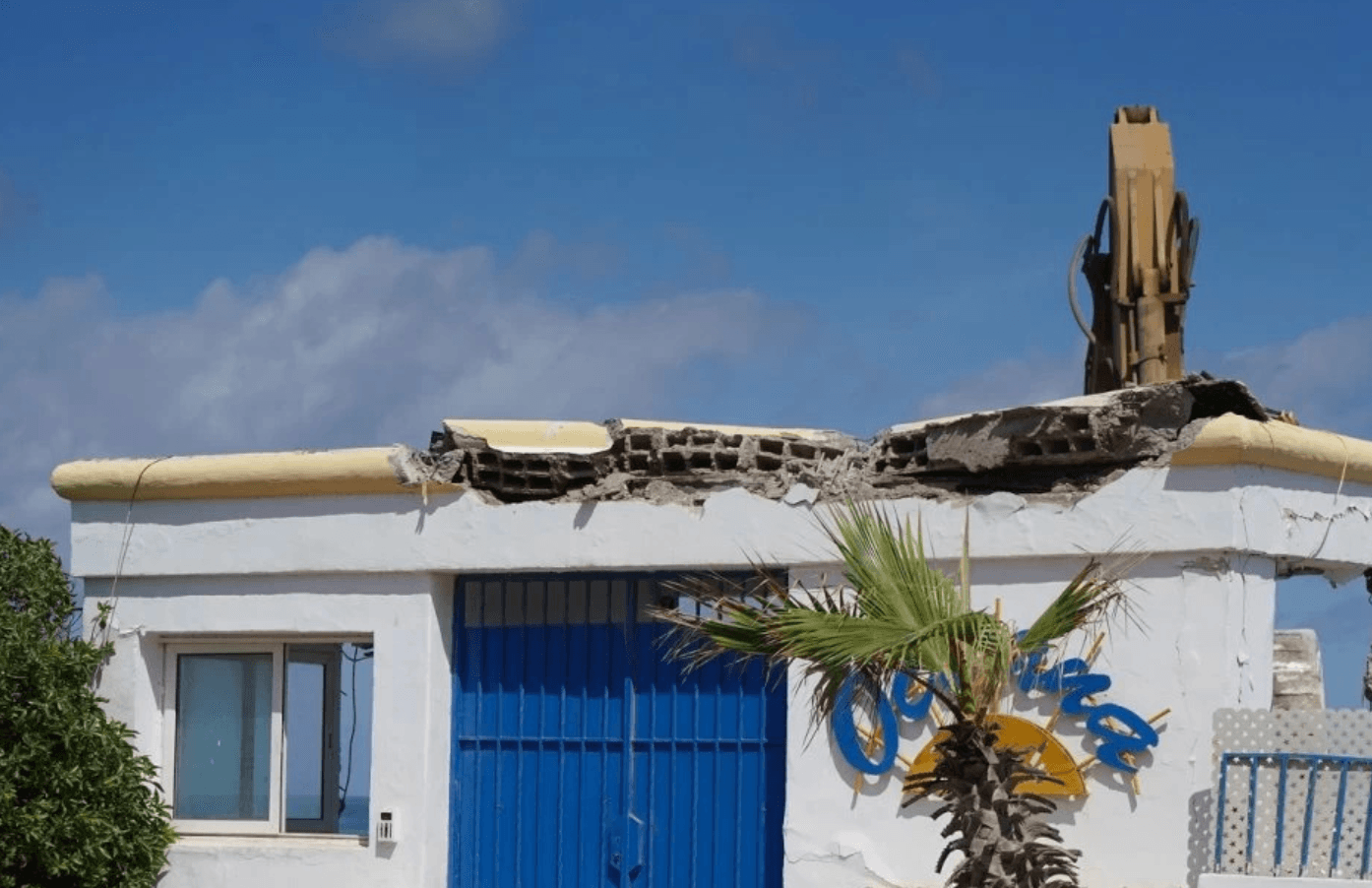 Dar Bouazza : les bulldozers reprennent la côte, les établissements illégaux tombent
