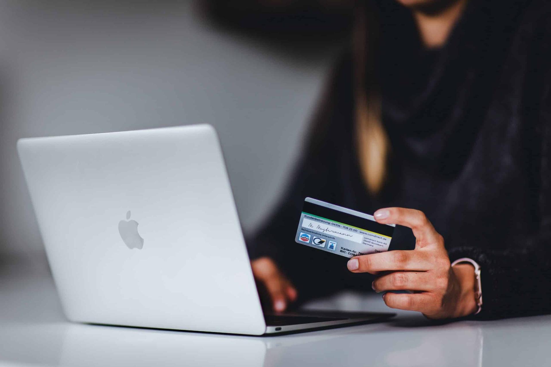 Fausses pubs, vrais hackers : quand l’IA devient un appât pour les pirates