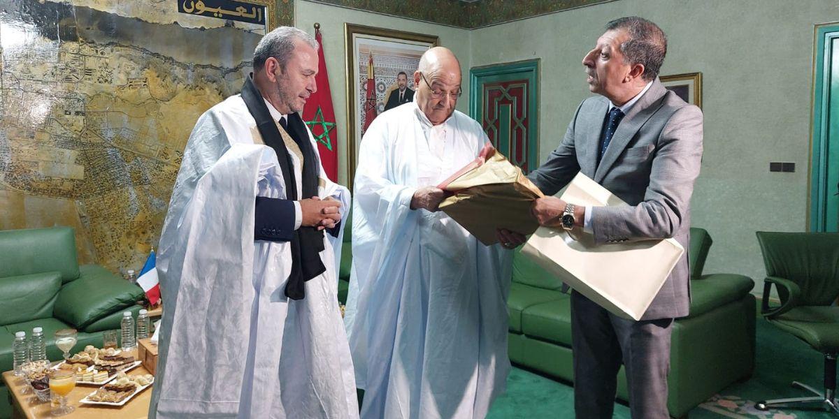 En visite à Laâyoune, l’ambassadeur de France reçoit une darâa sahraouie en hommage au patrimoine local