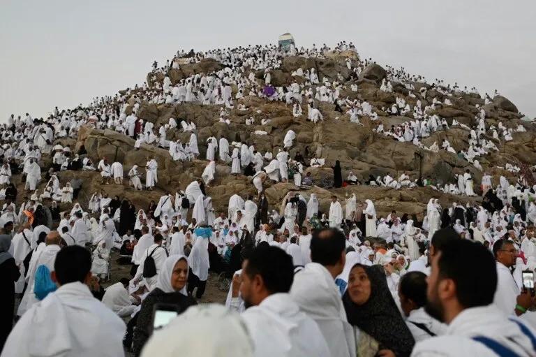 Les pèlerins affluent vers le Mont Arafat pour accomplir le rite le plus important du Hajj