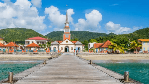 Vacances d'été en Outre-mer : l'état d'urgence rétabli en Martinique et à La Réunion