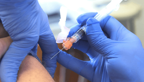 Vaccin anti-covid: les 35.000 cas notifiés présentent des effets secondaires extrêmement légers