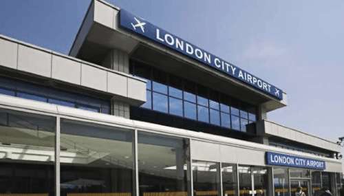 Face au chaos des aéroports, Londres demande aux transporteurs d'annuler des vols