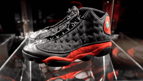 Une paire de baskets de Michael Jordan vendue pour un montant record de 2,2 millions de dollars