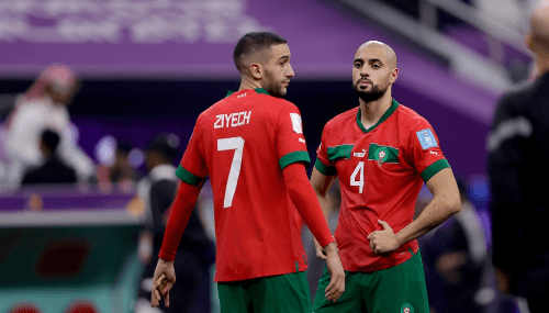 Choc Marocain : Amrabat et Ziyech en scène lors du duel Galatasaray-Manchester United