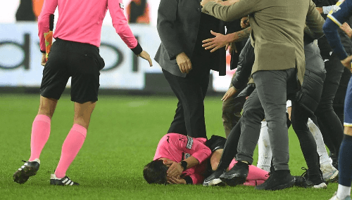 Chaos sur le terrain : L’agression d'un arbitre suspend le championnat de football turc