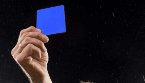 Le Conseil international du football (IFAB) voudrait tester le carton bleu dans le football