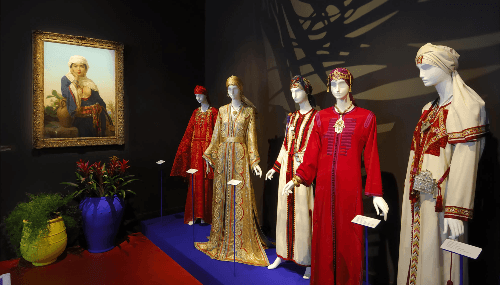 Exposition "Aux fils du caftan marocain" : Plongée dans l'héritage vestimentaire national